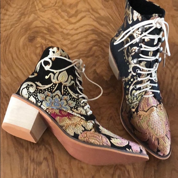 🆕💎Stunning! Boho Black brocade ankle boot - Picture 2 of 8